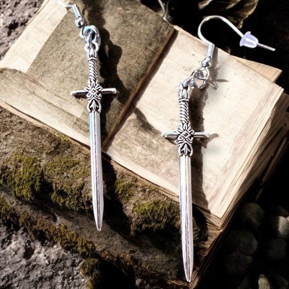 Dungeons and Dragons Silver toned Sword Earrings Rold Playing Goth Unisex - Picture 9 of 17